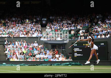 3.. Juli 2022, All England Lawn Tennis and Croquet Club, London, England; Wimbledon Tennisturnier; Heather Watson während ihres Damen-Einzelspieles gegen Jule Niemeier Stockfoto