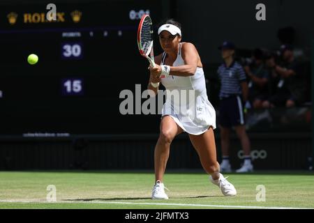 3.. Juli 2022, All England Lawn Tennis and Croquet Club, London, England; Wimbledon Tennisturnier; Heather Watson während ihres Damen-Einzelspieles gegen Jule Niemeier Stockfoto