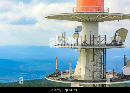 Landschaft Panoramablick mit Antennenturm auf dem Brocken-Gipfel im Harz Wernigerode Deutschland. Stockfoto