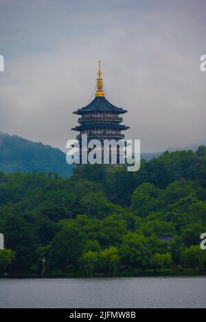 Eine vertikale Aufnahme des berühmten asiatischen Tempels mit einem von grünen Bäumen umgebenen Turm Stockfoto