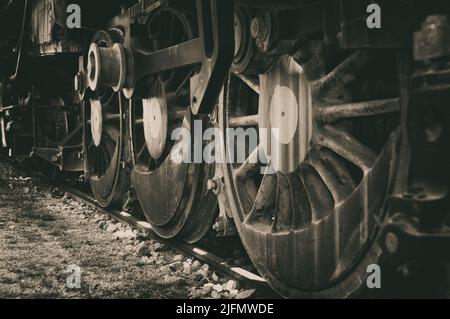 Alte Zugräder in der Schiene für Sepia Stockfoto