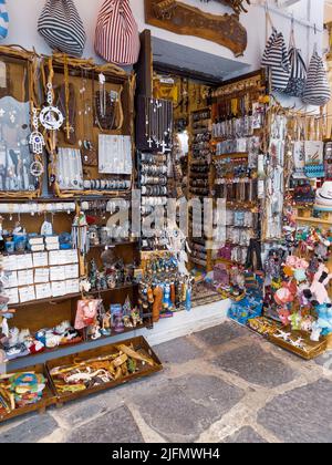 Lindos, Griechenland - 27. September 2021. Die Souvenirläden im alten Pfad der Stadt Lindos, Griechenland Stockfoto