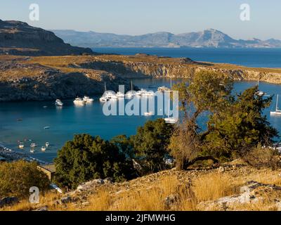 Lindos, Griechenland – 27. September 2021. Panoramablick auf die St. Paul Bucht Rhodos Insel, Griechenland Stockfoto