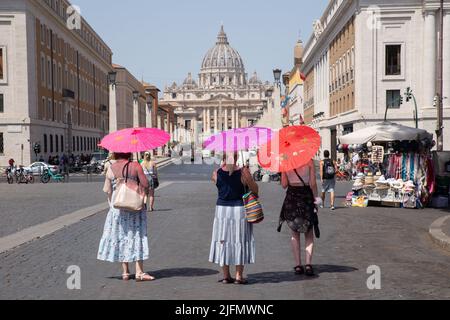 Rom, Italien. 4.. Juli 2022. Touristen laufen an einem warmen Sommertag mit Sonnenschirmen zum Petersdom (Bild: © Matteo Nardone/Pacific Press via ZUMA Press Wire) Stockfoto