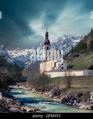 Eine vertikale Aufnahme der Pfarrkirche St. Sebastian in Ramsau bei Berchtesgaden, Deutschland Stockfoto