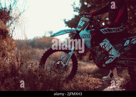 Ukrainischer Profi-Motorradfahrer fährt auf Enduro-Motorrad, im Freien an heißen Sommertagen. Motocross-Sport Stockfoto