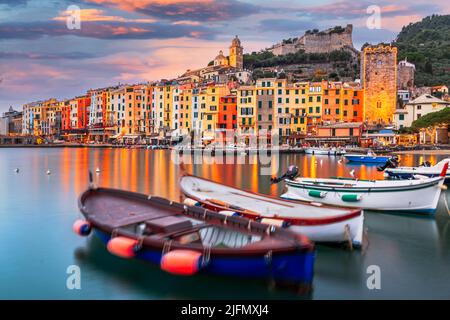 Porto Venere, La Spezia, Italien historische Skyline mit Weihnachtslichtern in der Abenddämmerung. Stockfoto