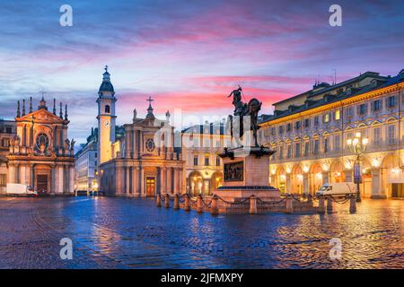 Turin, Italien auf der Piazza San Carlo in der Dämmerung. Stockfoto