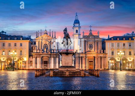 Turin, Italien auf der Piazza San Carlo in der Dämmerung. Stockfoto