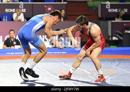 Dzhabrail GADZHIEV (AZE) vs Gheorghi CARA (MDA)beim Finale der Greco-Roman Freestyle 74kg U20 Europameisterschaften in PalaPellicone - Fijlkam, 3.. Juli 2022, Rom, Italien Stockfoto