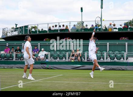 Jonny O'Mara (rechts) und Ken Skupski in Aktion während ihres Spiels gegen Kevin Krawietz und Andreas Mies am achten Tag der Wimbledon Championships 2022 beim All England Lawn Tennis and Croquet Club in Wimbledon. Bilddatum: Montag, 4. Juli 2022. Stockfoto