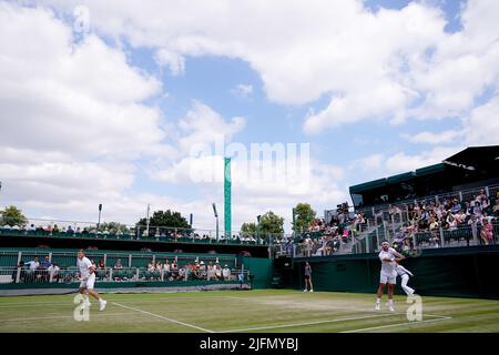 Jonny O'Mara (rechts) und Ken Skupski in Aktion während ihres Spiels gegen Kevin Krawietz und Andreas Mies am achten Tag der Wimbledon Championships 2022 beim All England Lawn Tennis and Croquet Club in Wimbledon. Bilddatum: Montag, 4. Juli 2022. Stockfoto