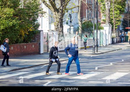 Um den Zebrastreifen vor den Abbey Road Studios in London versammeln sich Menschen. Stockfoto