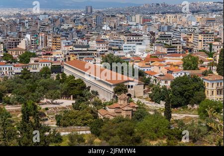 Dichtes Wohnen und Architektur in Athen, Griechenland. Wohnviertel mit vielen Häusern und Immobilien im Süden Europas. Stockfoto