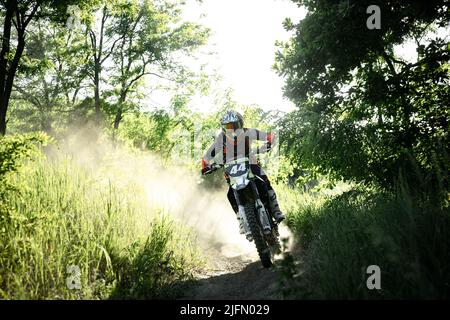 Ukrainischer Profi-Motorradfahrer fährt auf Enduro-Motorrad, im Freien an heißen Sommertagen. Motocross-Sport Stockfoto