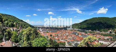 Ein Panorama der schönen Stadt Heidelberg in Deutschland, mit seiner Burgruine, Altstadt und umgeben vom Schwarzwald. Stockfoto