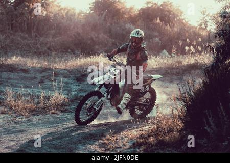 Ukrainischer Profi-Motorradfahrer fährt auf Enduro-Motorrad, im Freien an heißen Sommertagen. Motocross-Sport Stockfoto