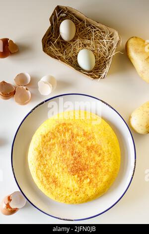 Frisch zubereitetes spanisches Omelett. Tortilla espanola. Stockfoto