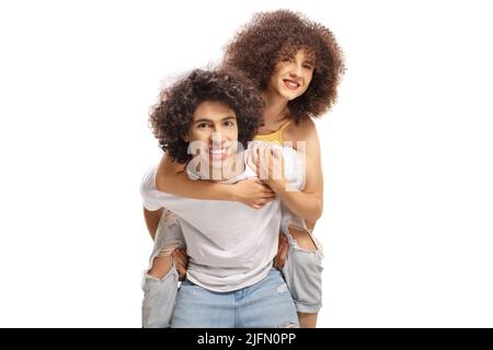 Kerl trägt ein Mädchen mit afro Frisur auf seinem Rücken isoliert auf weißem Hintergrund Stockfoto