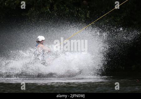 Die schwedische Meisterschaftswoche (auf schwedisch: SM-Veckan) am Freitag in Linköping, Schweden. Wakeboard in Stahldraht auf einem Kanal. Stockfoto