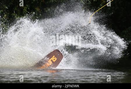 Die schwedische Meisterschaftswoche (auf schwedisch: SM-Veckan) am Freitag in Linköping, Schweden. Wakeboard in Stahldraht auf einem Kanal. Stockfoto