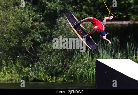 Die schwedische Meisterschaftswoche (auf schwedisch: SM-Veckan) am Freitag in Linköping, Schweden. Wakeboard in Stahldraht auf einem Kanal. Stockfoto