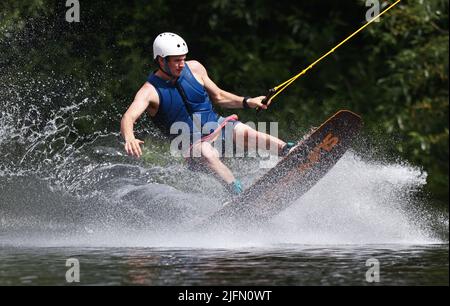 Die schwedische Meisterschaftswoche (auf schwedisch: SM-Veckan) am Freitag in Linköping, Schweden. Wakeboard in Stahldraht auf einem Kanal. Stockfoto