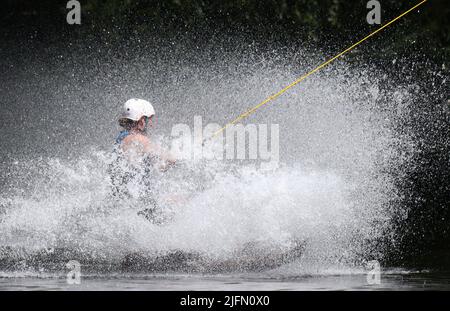 Die schwedische Meisterschaftswoche (auf schwedisch: SM-Veckan) am Freitag in Linköping, Schweden. Wakeboard in Stahldraht auf einem Kanal. Stockfoto