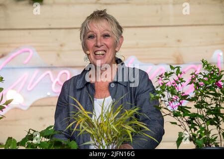 East Molesey, Surrey, Großbritannien. 4.. Juli 2022. Die Gartenexpertin und Fernsehmoderatorin Carol Klein veranstaltet am ersten Tag des Hampton Court Palace Garden Festivals eine wachsende Frage und Antwort für RHS-Mitglieder. Quelle: Maureen McLean/Alamy Live News Stockfoto