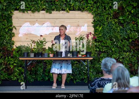 East Molesey, Surrey, Großbritannien. 4.. Juli 2022. Die Gartenexpertin und Fernsehmoderatorin Carol Klein veranstaltet am ersten Tag des Hampton Court Palace Garden Festivals eine wachsende Frage und Antwort für RHS-Mitglieder. Quelle: Maureen McLean/Alamy Live News Stockfoto