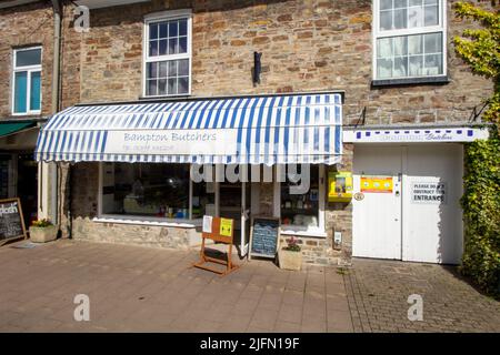 BAMPTON, DEVON, Großbritannien - 7. APRIL 2022 Bampton Butchers on Brook Street Stockfoto