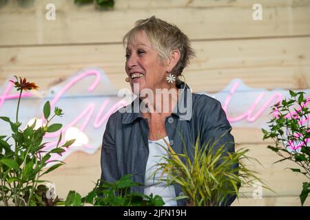 East Molesey, Surrey, Großbritannien. 4.. Juli 2022. Die Gartenexpertin und Fernsehmoderatorin Carol Klein veranstaltet am ersten Tag des Hampton Court Palace Garden Festivals eine wachsende Frage und Antwort für RHS-Mitglieder. Quelle: Maureen McLean/Alamy Live News Stockfoto