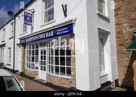 BAMPTON, DEVON, Großbritannien - 7. APRIL 2022 Bampton Fish Bar auf der Brook Street Stockfoto