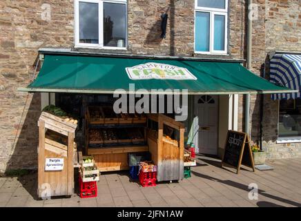 BAMPTON, DEVON, Großbritannien - 7. APRIL 2022 Bampton Gemüsehändler mit frischem Obst und Gemüse auf der Brook Street Stockfoto