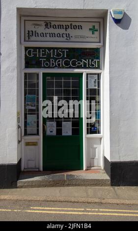 BAMPTON, DEVON, Großbritannien - 7. APRIL 2022 Bampton Apotheke, Apotheke und Tabakladen in der Fore Street Stockfoto