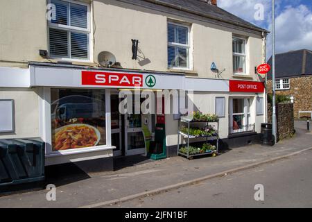 BAMPTON, DEVON, Großbritannien - 7. APRIL 2022 Bampton Post Office und Geschäfte in der Fore Street Stockfoto