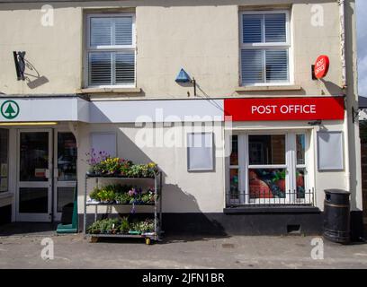 BAMPTON, DEVON, Großbritannien - 7. APRIL 2022 Bampton Post Office in der Fore Street Stockfoto