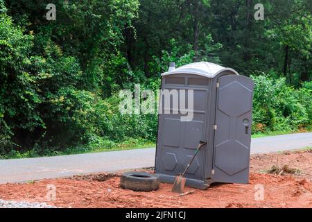 Tragbare Toiletten im Freien, Kunststoff-Toilette neben einer Baustelle Stockfoto