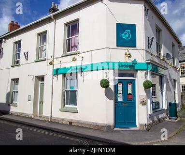 BAMPTON, DEVON, Großbritannien - 7. APRIL 2022 Niederlassung von Sedons Immobilienmaklern in der Brook Street Stockfoto