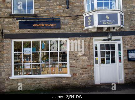 BAMPTON, DEVON, Großbritannien - 7. APRIL 2022 Korken und Cru-Weinhändler in der Fore Street Stockfoto