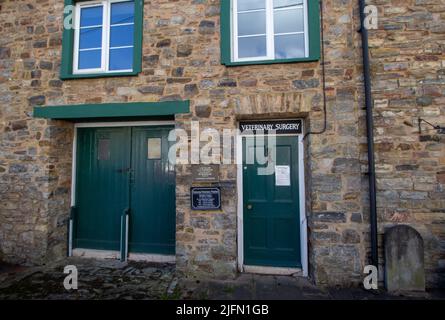 BAMPTON, DEVON, Großbritannien - 7. APRIL 2022 Dulverton Veterinary Practice, Bampton Surgery on Fore Street Stockfoto