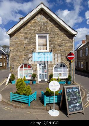 BAMPTON, DEVON, Großbritannien - 7. APRIL 2022 Feigengeschäft für Stoff, Kurzwaren und Wolle in der Fore Street Stockfoto