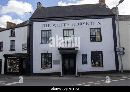 BAMPTON, DEVON, Großbritannien - 7. APRIL 2022 Vorderansicht des Weißen Pferdes in der Fore Street Stockfoto