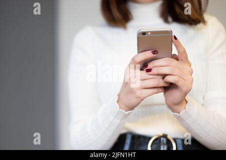 Smartphone-Bild der Hand einer Frau, die das Mobiltelefon hält Stockfoto