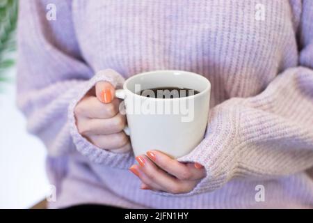 Filterkaffee in weißem Becher, Frau in der Hand Stockfoto