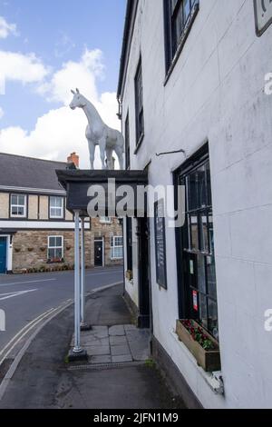 BAMPTON, DEVON, Großbritannien - 7. APRIL 2022 Seitenansicht des Weißen Pferdes in der Fore Street Stockfoto