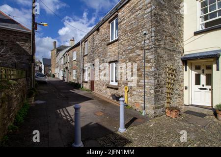 BAMPTON, DEVON, Großbritannien - 7. APRIL 2022 Kreuzung Silver Street und Fore Street Stockfoto