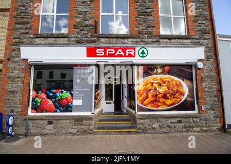 BAMPTON, DEVON, Großbritannien - 7. APRIL 2022 Spar Lebensmittelgeschäft in der Brook Street Stockfoto