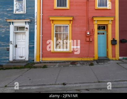 Eintritt in ein buntes St. John’s Rowhouse, das gemeinhin als Gelee Bean House bezeichnet wird Stockfoto