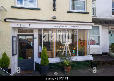 BAMPTON, DEVON, Großbritannien - 7. APRIL 2022 Dinkel a Neighborhood Restaurant on Brook Street Stockfoto